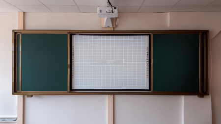 Раздвижная меловая доска на рельсовой системе, 4 рабочие поверхности